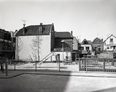 813467 Gezicht op een nieuw aangelegde kinderspeelplaats op de hoek van de Varkenmarkt en Willemstraat te Utrecht.